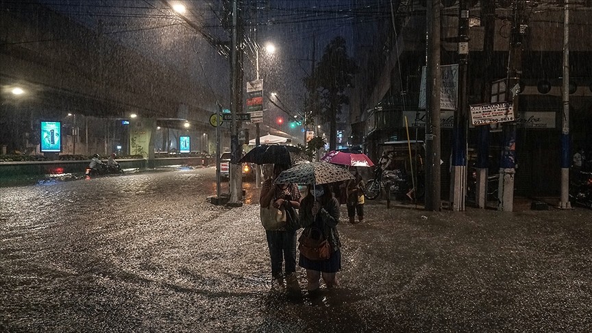 Filipinler'i tayfun vurdu! 17 ölü