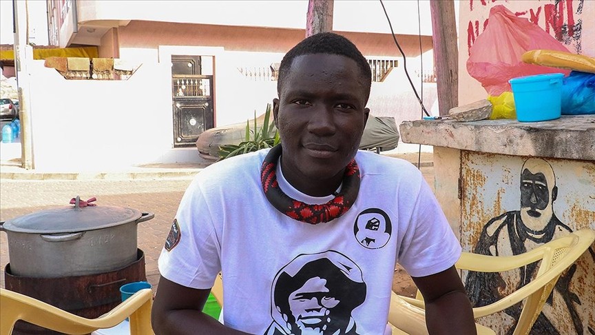 Dakar'da 11 yıldır iftariyelik dağıtan genç