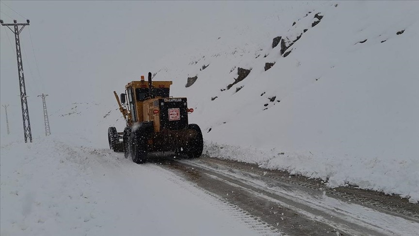 Van ve Hakkari'de kar nedeniyle kapanan yollar açılıyor