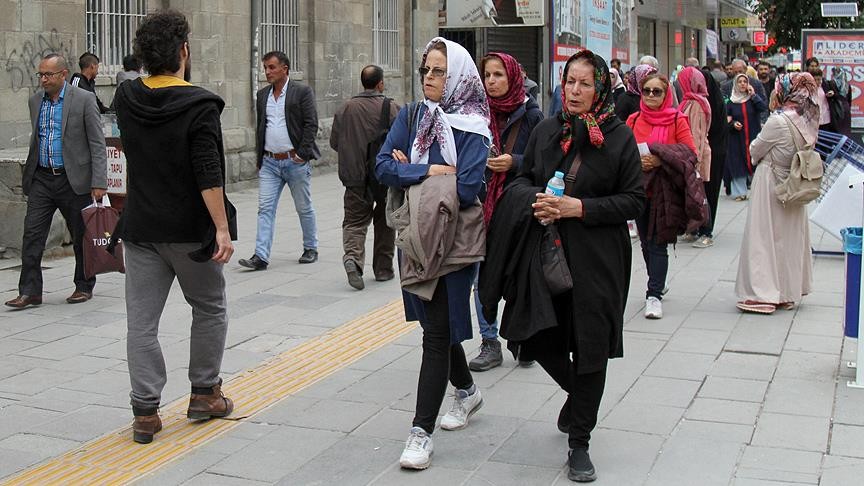 Tatillerini Van'da geçiren İranlı turistler ekonomiyi hareketlendiriyor
