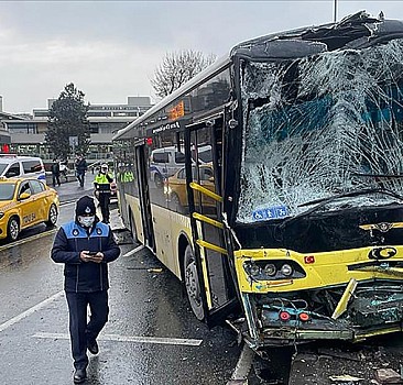 Fatih'te iki İETT otobüsü çarpıştı