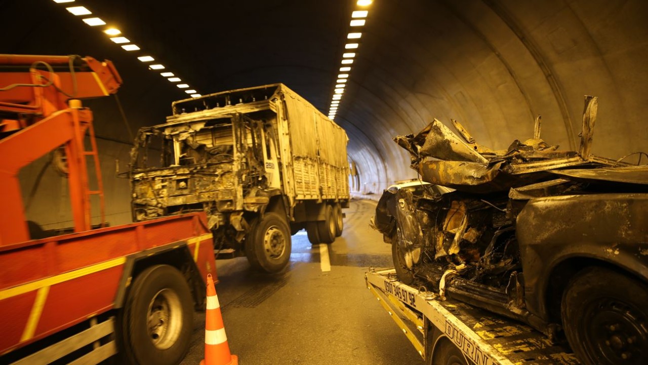İzmir'de tünel girişinde kaza: 4 ölü, 2 yarlı