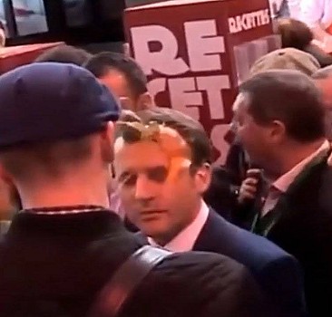 Protestocular Macron'un yüzüne yumurta fırlattı!