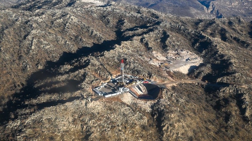 Şırnak Valisi Gabar Dağı'ndaki petrol kuyularını inceledi