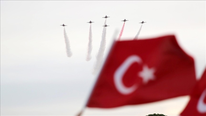 Türk Yıldızları'ndan Manisa'da gösteri uçuşu
