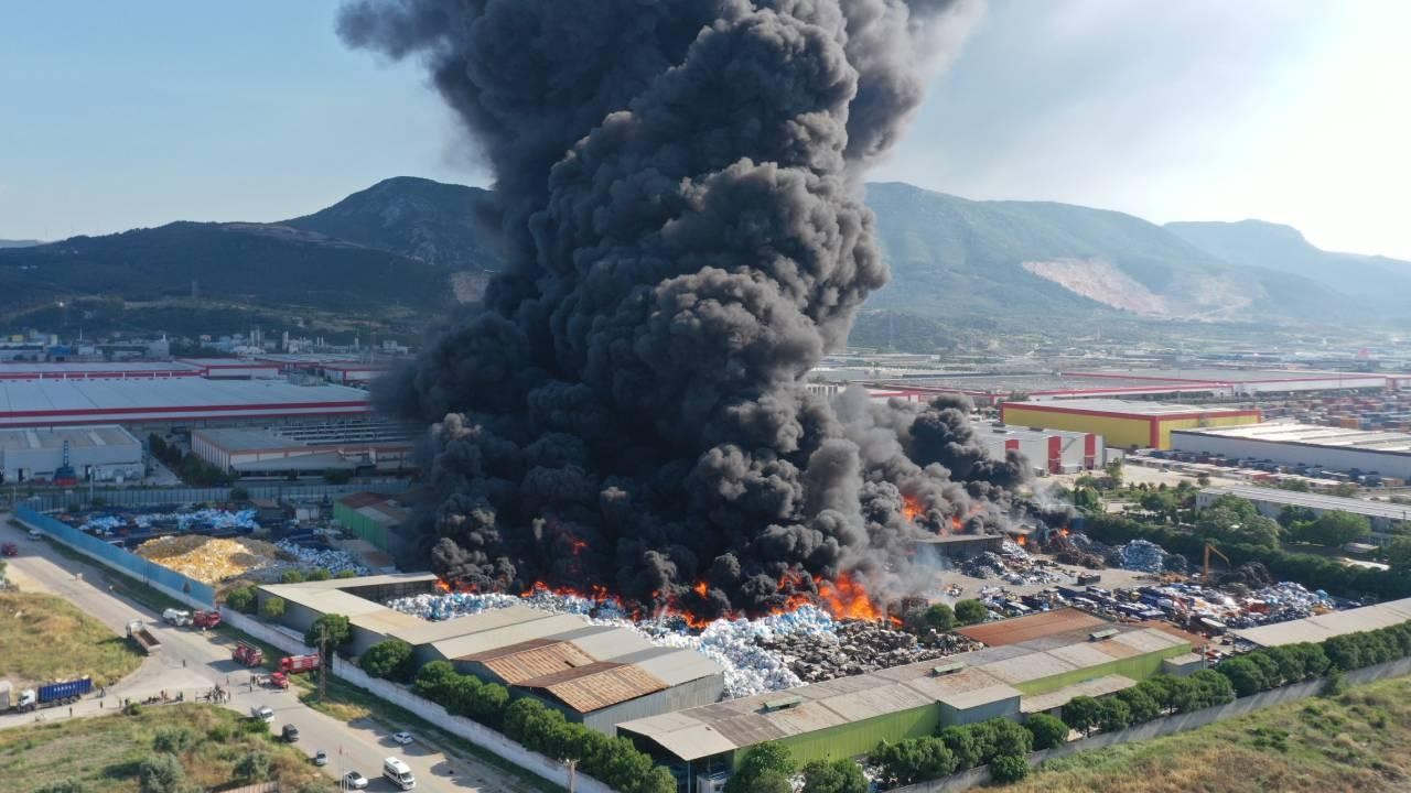 Manisa'daki fabrika 16 saattir yanıyor