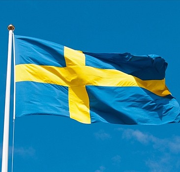 İsveç akıllanmıyor: PKK bayraklarını asmışlar!