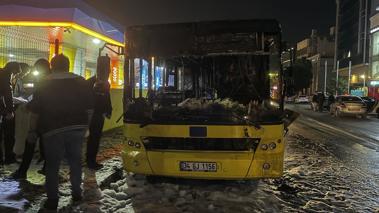 Park halindeki İETT otobüsü yandı