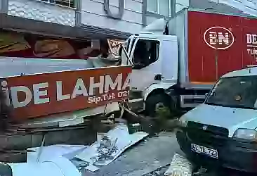 Kontrolden çıkan kamyon 11 araca çarptıktan sonra iş yerine daldı
