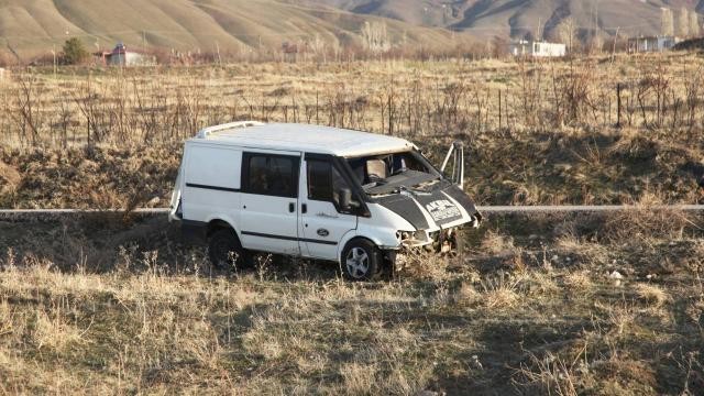 Bitlis'te minibüs takla attı: 4 ölü, 25 yaralı