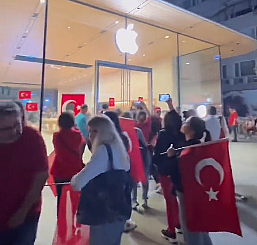 Bağdat caddesinde Apple mağazasına bayrak asıldı
