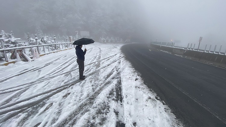 Bolu Dağı'nda kar yağışı devam ediyor