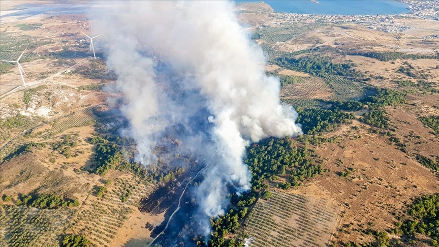 İzmir Dikili'de çıkan yangına 2 uçak müdahale ediliyor