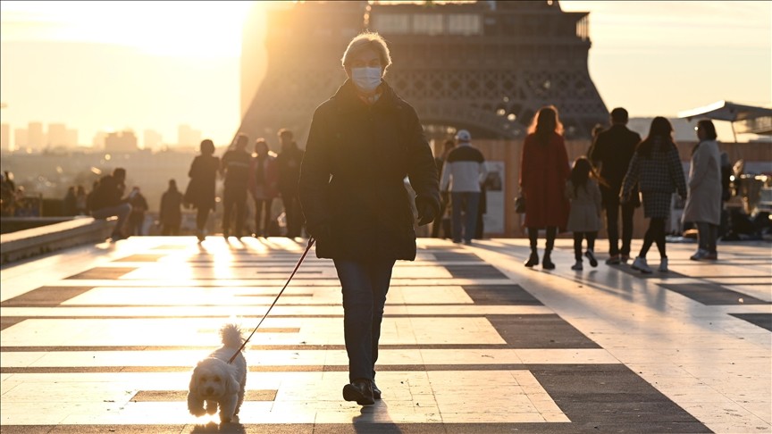 Fransa kapalı alanlarda maske zorunluluğunu kaldırıyor