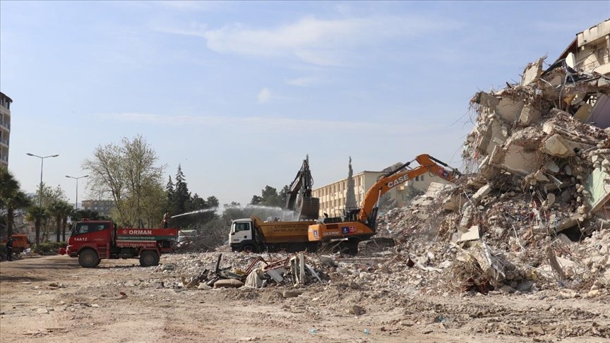 Merkez Antakya ilçesinde hasarı binaların yıkımı sürüyor