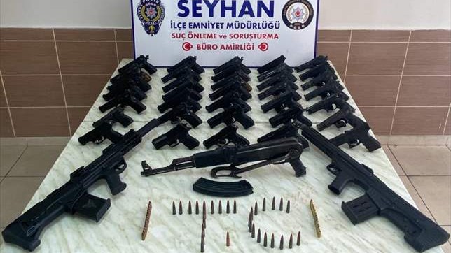 Adana'da polisler ruhsatsız 55 silah ele geçirdi