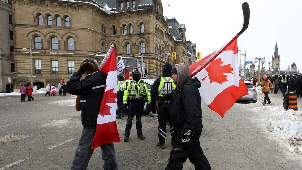 Kanada polisi zorunlu aşıya tepki gösterenlere kimyasal madde kullandı