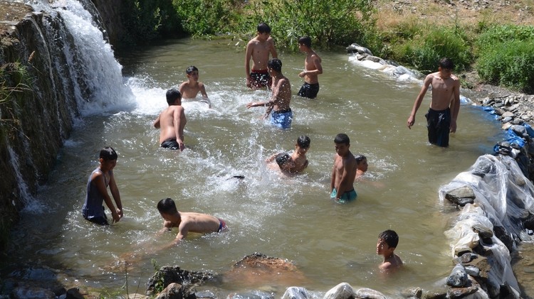 Muş'ta çocuklar ve gençler Çar Çayı'nda yüzerek serinliyor