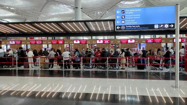 İstanbul'daki havalimanlarında büyük yoğunluk