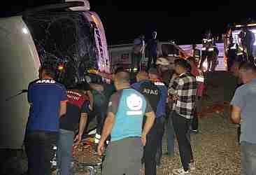 Yolcu otobüsü ve kamyonet şarampole devrildi: 25 yaralı