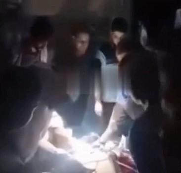 Elektriklerin kesildiği Gazze'de ameliyatlar telefon ışıklarıyla yapılıyor