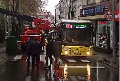 İstanbul Bayrampaşa'da İETT otobüsü itfaiyeye çarptı