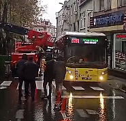 İstanbul Bayrampaşa'da İETT otobüsü itfaiyeye çarptı