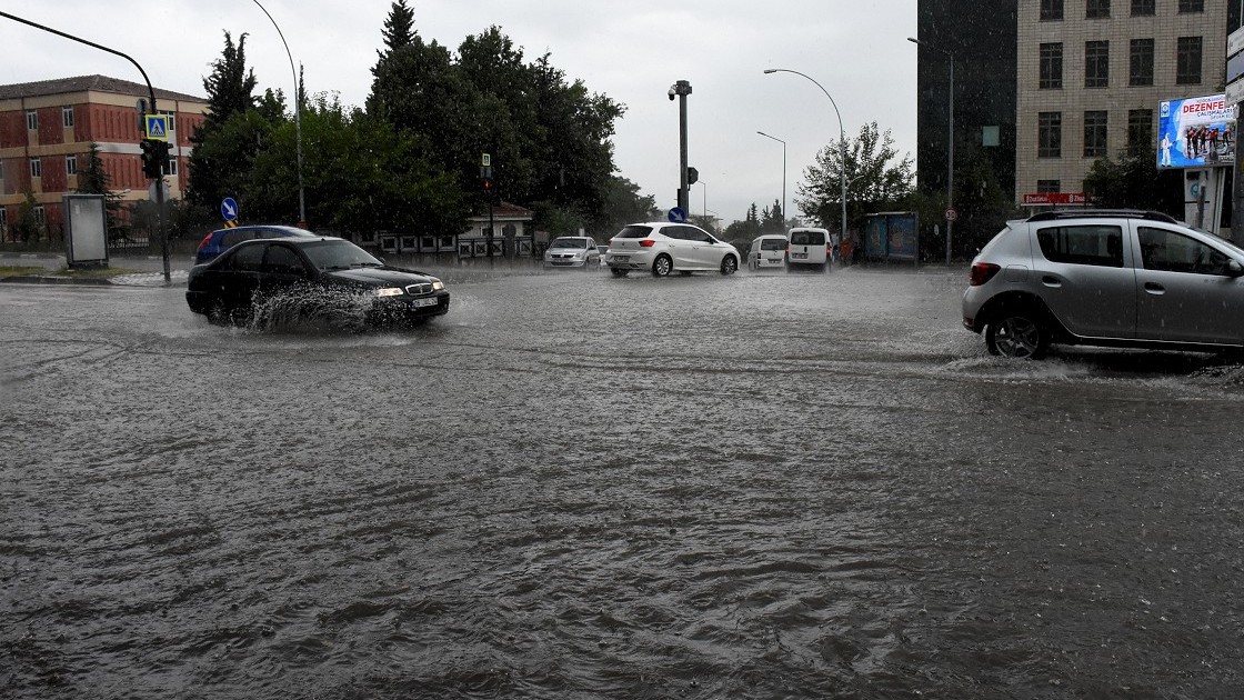 Bursa'da sağanak! Caddeleri su bastı