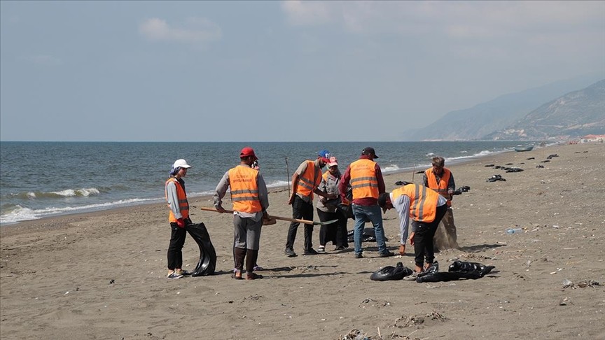 Samsun'da gönüllüler tarafından sahilde temizlik yapıldı