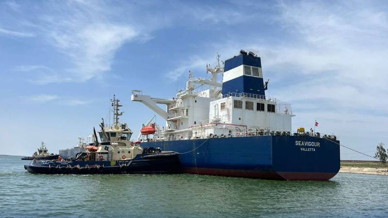 Mısır, Süveyş Kanalı'ndaki tankeri kurtarmaya devam ediyor