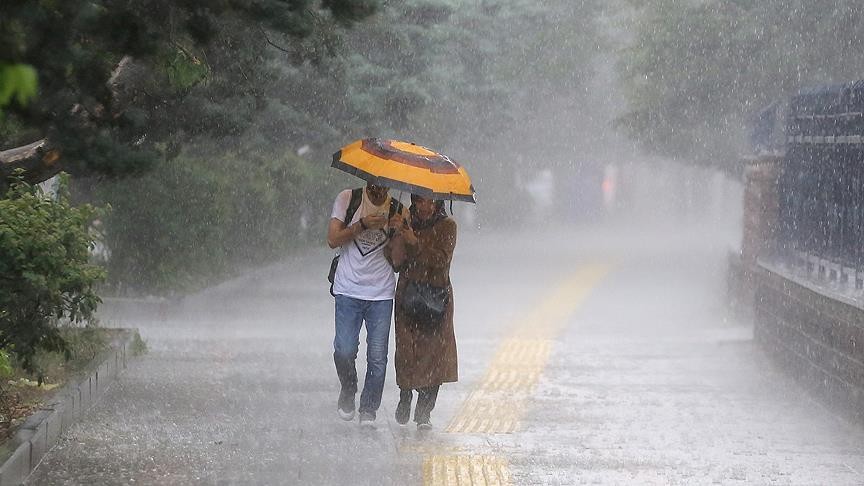İzmir'de sağanak, dolu ve fırtına etkili oldu