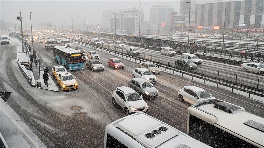 Trafiğe çıkma yasağı sonrası İstanbul'da yine trafik oluştu