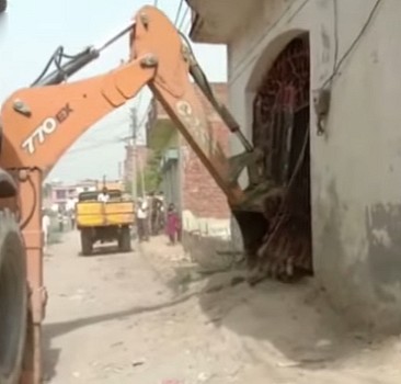 Hindistan'da Müslümanların evleri yıktılar