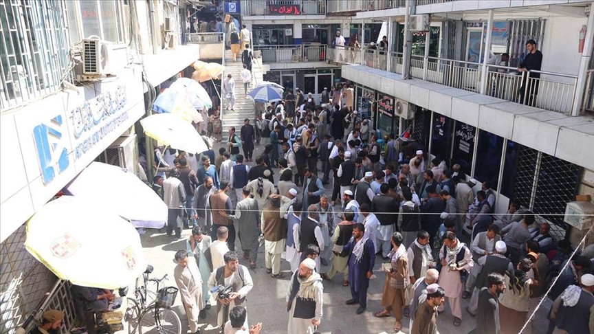Afgan halkı döviz bürolarına akın etti
