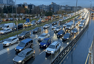 İstanbul'da sağanak yağış trafiği vurdu