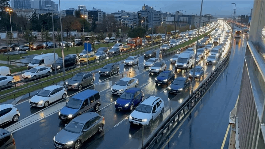 İstanbul'da sağanak yağış trafiği vurdu