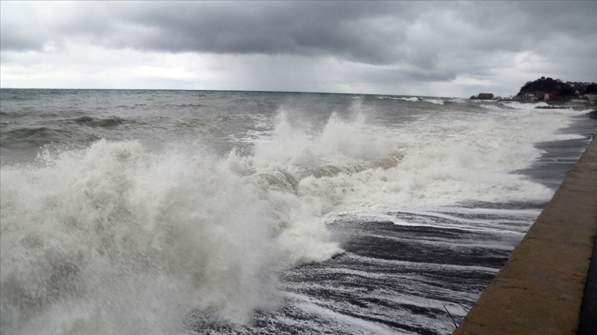 Bartın'da fırtına nedeniyle dalgalar yükseldi, tekneler limana sığındı