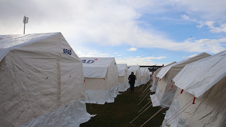 Askerler depremzedeler için çadır kurdu