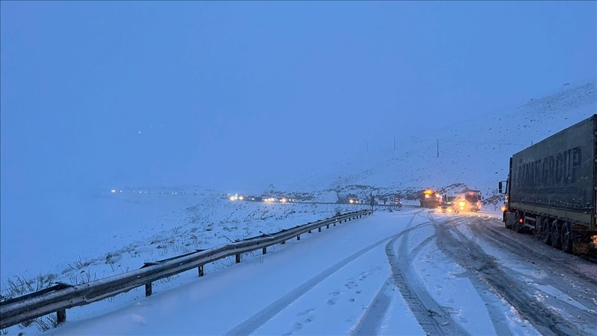 Van'da yoğun kar: Güzeldere Geçidi trafiğe kapatıldı