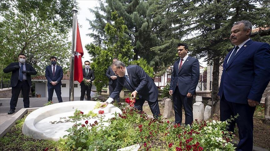 Destici, BBP Kurucu Genel Başkanı Yazıcıoğlu'nun kabrini ziyaret etti