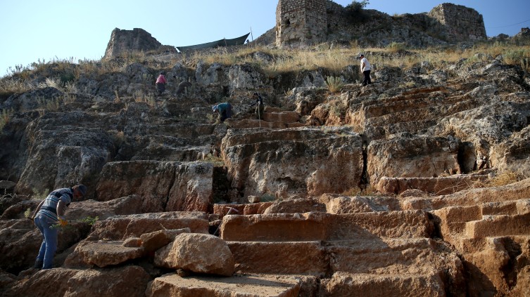 Fethiye Kalesi arkeoloji çalışmasında tiyatro ve yol çıktı