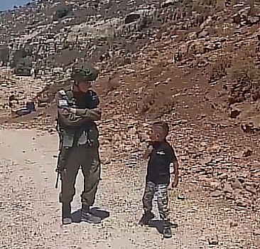 Filistin'li çocuk, silahlı İsrail askerine kafa tuttu: Burası benim toprağım
