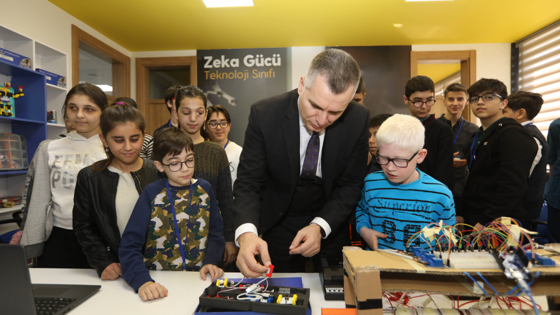 Turkcell 100 bin engellinin ve 30 bin öğrencinin hayatını teknolojisi ile kolaylaştırdı