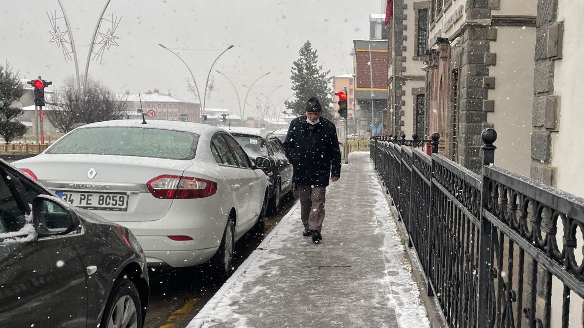 Erzurum ve Kars'a kar yağdı