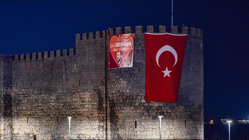 Diyarbakır Kalesi'ne 'Erdoğan' pankartı asıldı