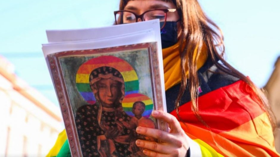 Polonya'da skandal! LGBTİ sembolüyle tasvir ettiler