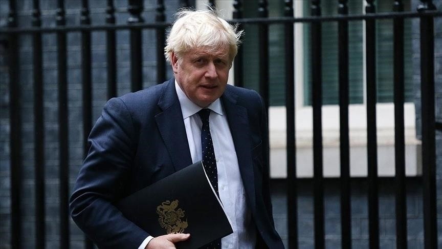 İngiltere Başbakanı'nın yardımcıları istifa etti