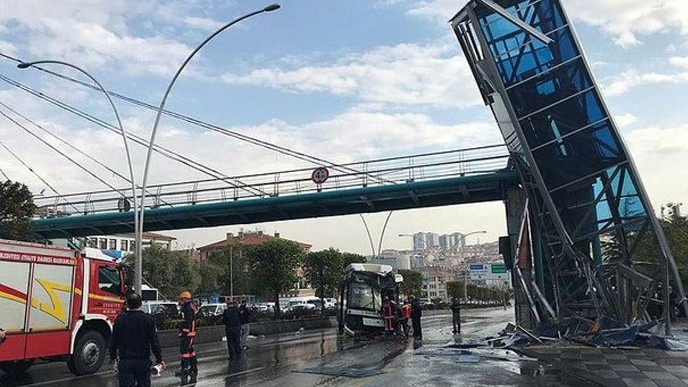 Ankara'da belediye otobüsü kontrolden çıktı
