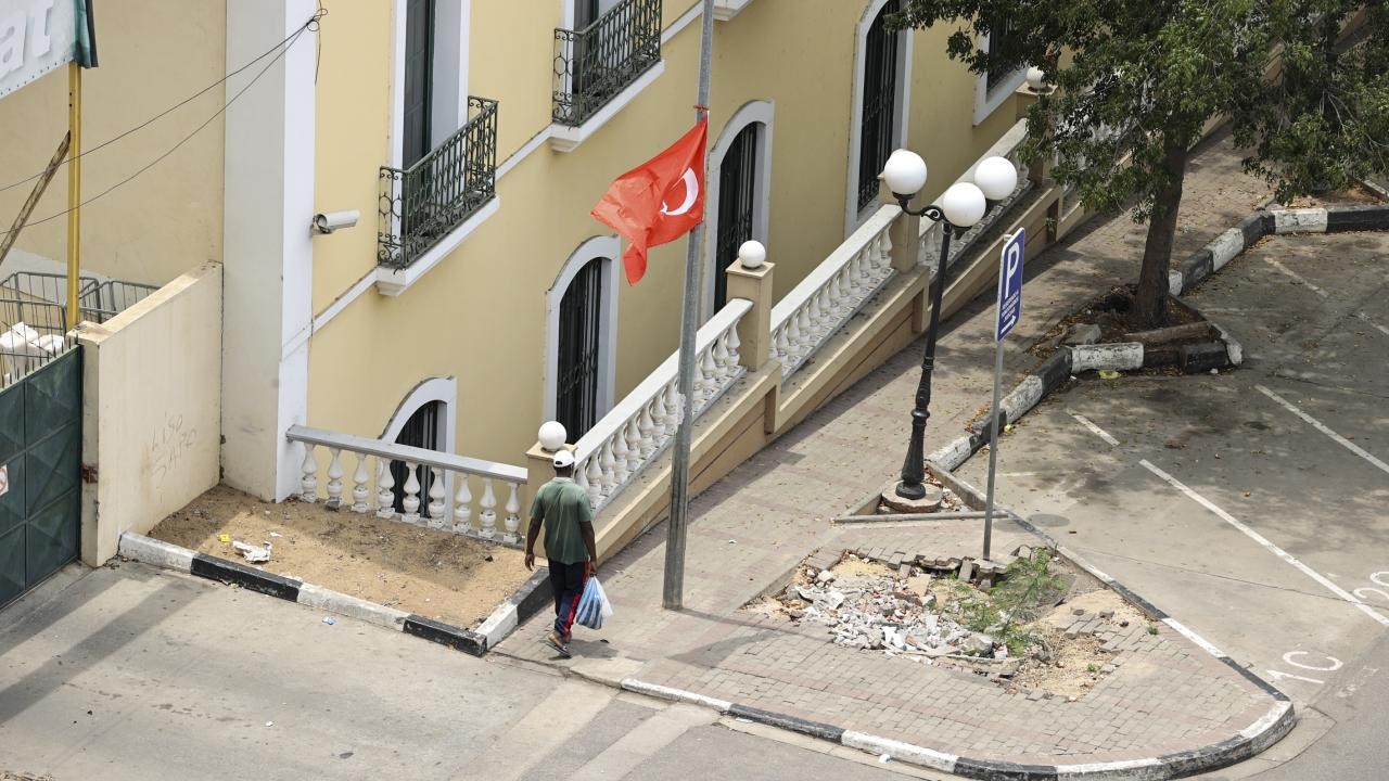 Angola'da sokaklar Türk bayraklarıyla donatıldı