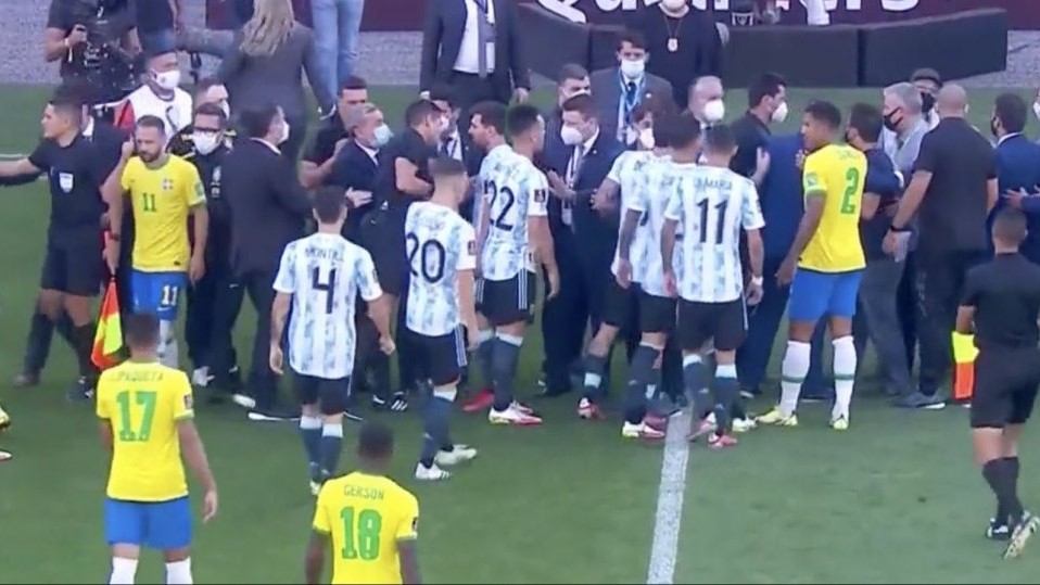 Brezilya maçında Arjantinli futbolcular, sahayı terk etti